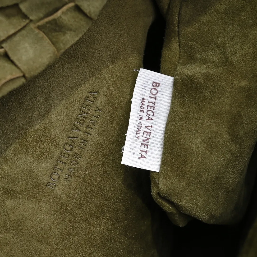 Batch 1460 JODIE Sheep Suede Medium size comes out of Huo~ It is much more practical than small size. The shape is still fashionable and good-looking. Made of classic Yangjin weaving. The iconic weaving has always been the most proud design of BV. The soft shape is super suitable for concave shape~ Not only the size has been changed, the quality details are also more refined. The version is more round and Q. The medium size has more styles. It is not only practical and can hold everything, but also can carry Jodie's fashionable concave shape. It’s really both practical and fashionable. It’s awesome! Size: 36x21x13, model: 6697# frosted leather